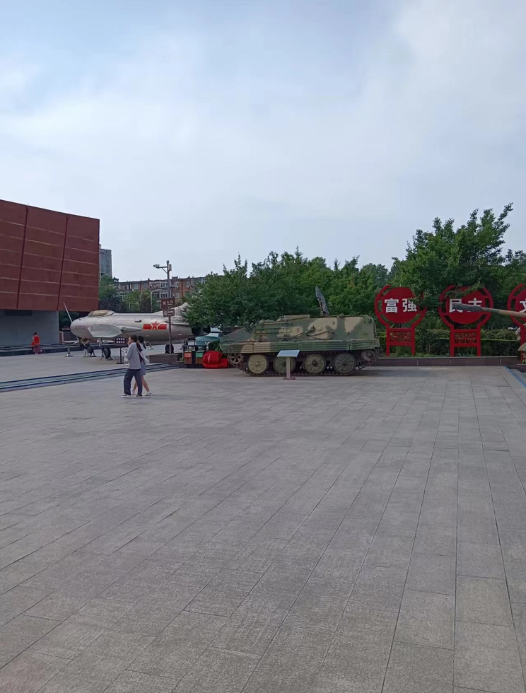 信阳鄂豫皖革命纪念馆广场2.png