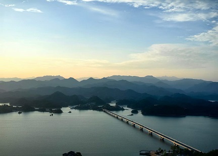 千岛湖摸摸鱼头3.jpg