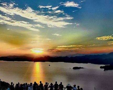 千岛湖摸摸鱼头4.jpg